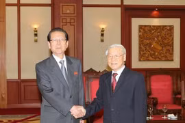 越南共产党总书记阮富仲与朝鲜劳动党中央委员会副委员长崔泰福（图片来源：越通社）