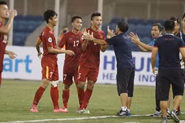 段文厚（五号）进球后与教练组表示庆祝