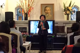 张美华女士在越南驻悉尼总领事馆发表讲话（图片来源：越通社）