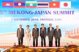 各国代表团团长合影