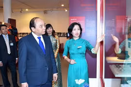 越南政府总理阮春福参观越南妇女博物馆
