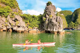 划船观光下龙湾美景。