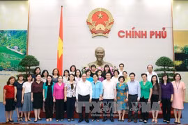 越南政府总理阮春福同越南妇女联合会代表合影（图片来源：越通社）