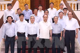 阮春福总理同与会代表合影（图片来源：越通社）