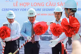 胡志明市人委会主席阮成峰同日本驻胡志明市总领事中岛聪出席合龙仪式。