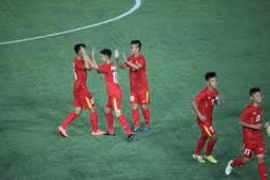 越南U16队球员庆祝进球（图：体育报）