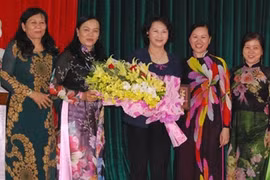 阮氏金银主席同各位代表