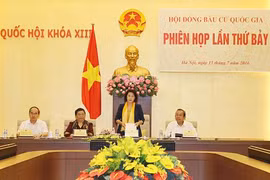 越南国会主席、国家选举委员会主席阮氏金银主持召开会议。