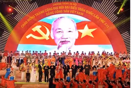 附图：阮富仲总书记等领导同志出席庆祝越共十二大圆满成功的文艺晚会 。