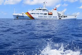 侨胞们乘坐KN490号渔政船探访长沙群岛（图片来源于网络）