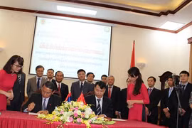 越南司法部下属司法学院与老挝司法部下属国家司法学院2016-2020年阶段合作备忘录的签署仪式。