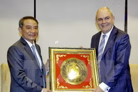 越南交通运输部部长张光义向史蒂芬•乔伊斯先生赠送纪念品（图片来源：越通社）
