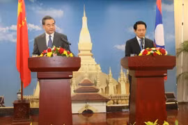 中国外长王毅和老挝外交部长沙伦赛·贡玛希（图片来源：越通社）