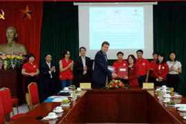 越南红十字会中央委员会领导代表与联合国儿童基金会驻越办事处代表签署合作协议。