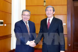 丁世兄同志会见日本共产党中央委员会副委员长绪方康雄​