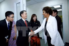 法语国家组织秘书长米夏埃尔∙让（右）与越通社社长阮德利（左）亲切握手（图片来源：越通社）