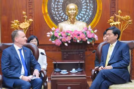 胡志明市委书记丁罗升会见越南欧洲商会首席代表米切尔·贝伦斯(图片来源：thanhnien.vn)