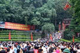 游客参观雄王庙国家特殊历史遗迹区（图片来源：越通社）