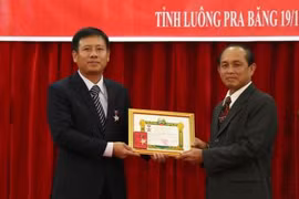 老挝政府向越南驻琅勃拉邦总领事陈文俊授予“老越友谊勋章”。（来源：越通社）