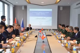 对话现场（图片来源：《越南人民军报》）