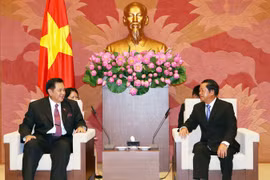 越南国会副主席杜伯巳在河内会见了来访的泰国副总理塔纳萨。