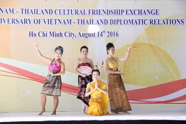越泰友好文化交流活动的一个表演节目（图片来源：baoquocte.vn） 