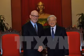 越共中央总书记阮富仲（右）​与美共全国主席约翰•巴切特尔（左）亲切握手（图片来源：越通社） 