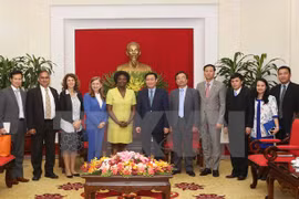 越共中央经济部部长王廷惠与世界银行高级官员合影（图片来源：越通社）