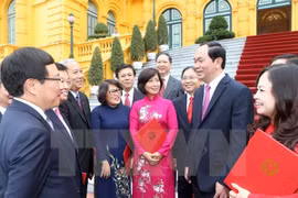 陈大光主席同各位大使交谈（图片来源：越通社）