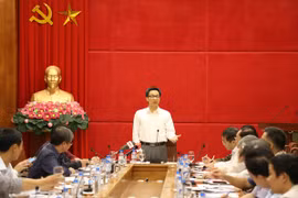 附图：武德儋副总理与越南社会保险领导举行工作会议（图片来源：http://baohiemxahoi.gov.vn/）