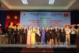 越韩友好协会平阳省分会委员会合影（图片来源：越通社）