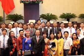 国会副主席冯国显与全国优秀农民代表团代表合影。