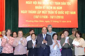 越南政府总理阮春福向贫困家庭和个人赠送慰问品（图片来源: 越通社）