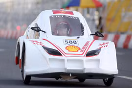 2015年，越南乐鸿大学的LH-GoldEnergy队大学生夺得了在亚洲壳牌汽车环保马拉松赛（图片来源：Vietnam+）
