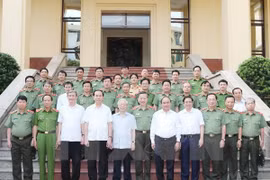 越共中央总书记阮富仲和与会代表合影（图片来源：越通社）
