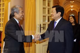 越南国家主席张晋创（右）与日本九州经济联合会会长麻生泰（左）