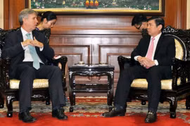 胡志明市人民委员会主席阮城锋会见了英国驻胡志明市总领事伊恩·吉本斯（图片来源：http://tphcm.chinhphu.vn/）