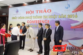 岘港人民委员会副主席邓越勇为日企代表赠送礼物（图片来源：viettimes.net.vn)