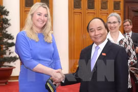 越南政府副总理阮春福会见荷兰基础建设和环境部长舒兹（图片来源：越通社）
