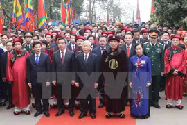 阮富仲总书记和党、国家领导人敬香缅怀历代雄王（图片来源：越通社）