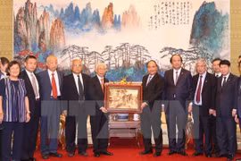 阮春福总理同中国援越专家顾问会面交流