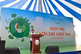胡志明市自然资源与环境局局长阮全胜发表讲话