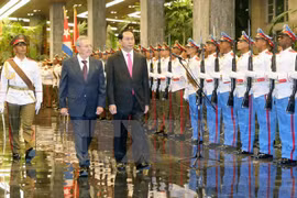 越南国家主席陈大光和古巴国务委员会主席兼部长会议主席劳尔·卡斯特罗（图片来源：越通社）