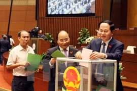 国家主席陈大光和政府副总理阮春福投票选出国会副主席、国会常务委员会委员（图片来源：越通社）