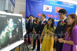越通社驻韩国记者报道，东海图片展7月10日在韩国首尔东大门区文化会馆举行。