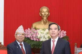 越共中央政治局委员、中央书记处书记、中央经济部部长阮文平与尼泊尔前总理、尼泊尔共产党国际部部长马达夫·库马尔·内帕尔