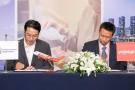 双方代表签署合作协议。（图片来源：越南《人民报网》）