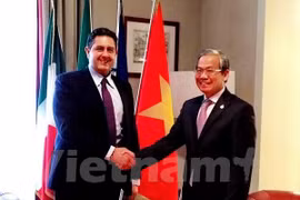 越南驻意大利大使高正善与意大利西北部利古里亚大区主席乔瓦尼·托蒂。