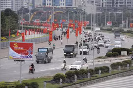 升龙大路挂满国旗和党旗和标语喜迎越共十二大。