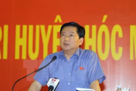 胡志明市市委书记丁罗升与福门县选民接触时发表讲话。